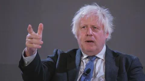 英国前首相鲍里斯差点被炸死！俄450架无人机夜袭乌克兰，击中波乌边境列车