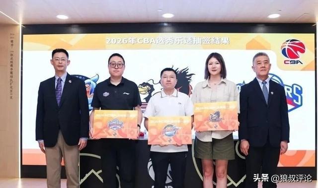 卧擦!冠军中锋联手东契奇+里夫斯,湖人这内线要飞了......