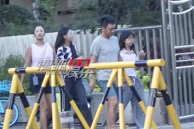 瞿颖一家四口被拍，素颜悠闲安逸，和机长男友挽臂搭肩感情好