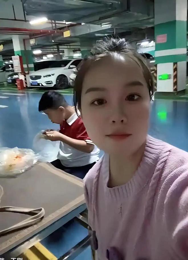 “患癌就老实了！”低认知宝妈带娃在地下车库吃饭写作业，网友：打扮的还挺漂亮！