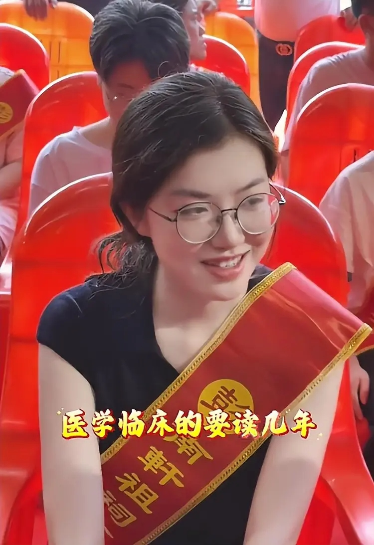 “她是桃花眼,前途不敢估量”,女孩考上中山大学,面相火了