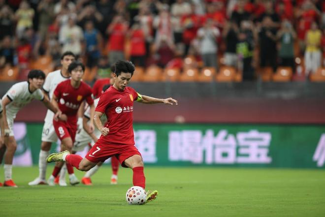 重庆铜梁龙2:3不敌上海海港六轮不胜，向余望点球破门莱昂纳多梅开二度