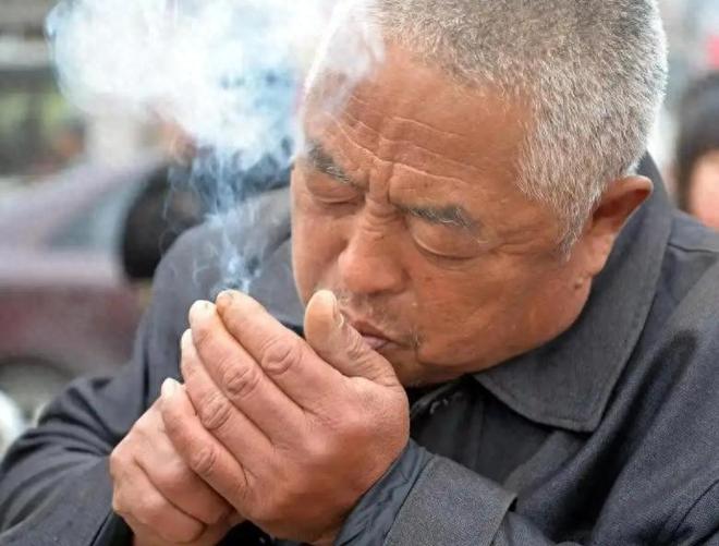外交部介绍尼泊尔泥石流灾害情况：尼方一侧受灾地区失联中国公民近百人，再次提醒在当地中国公民及时转移避险，注意防范次生灾害
