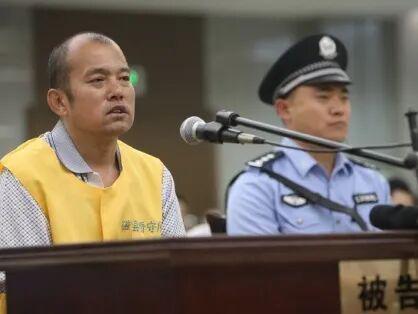法庭上杀人犯当场质问法官：“我明明杀了四个女人，你们为什么说我杀了3个？”