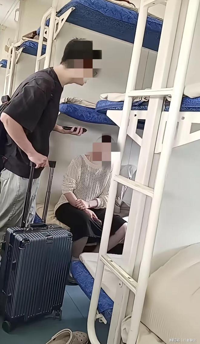 火车下铺被占，女子愿补差价换铺遭拒！旁人劝小伙大度说法引热议