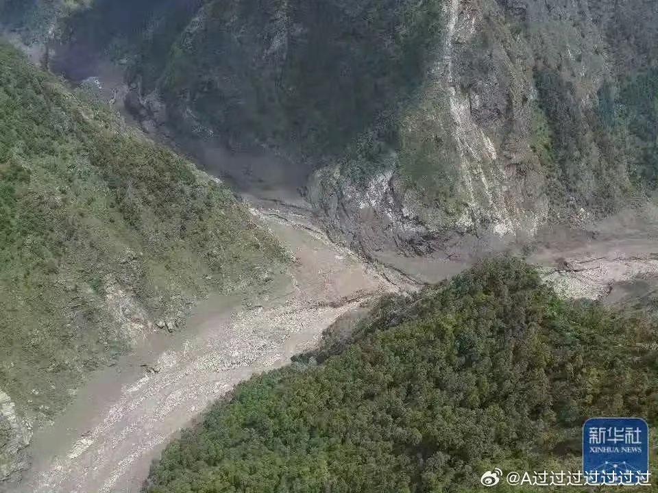 女中学生偷尝禁果,私奔不成全家遭灭门,一枚血脚印牵出不伦之恋