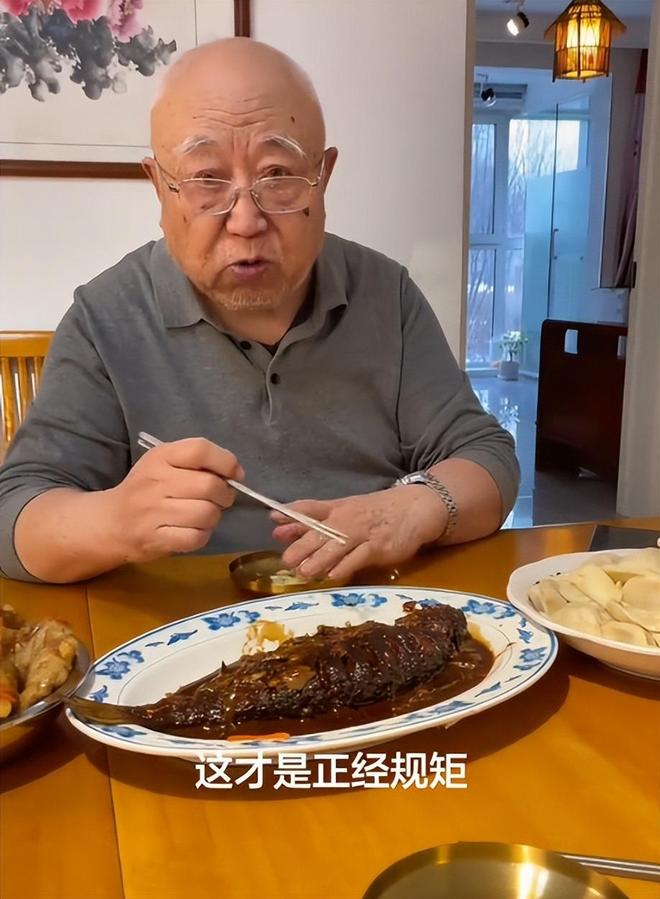 老人因“鱼头对自己”怒斥小辈，被怼到哑口无言：没生在紫禁城，就别那么多穷规矩！