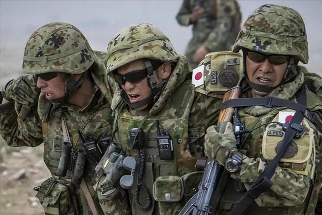大批日本人涌上前线，手举国旗加入乌军，要和朝鲜大军正面厮杀